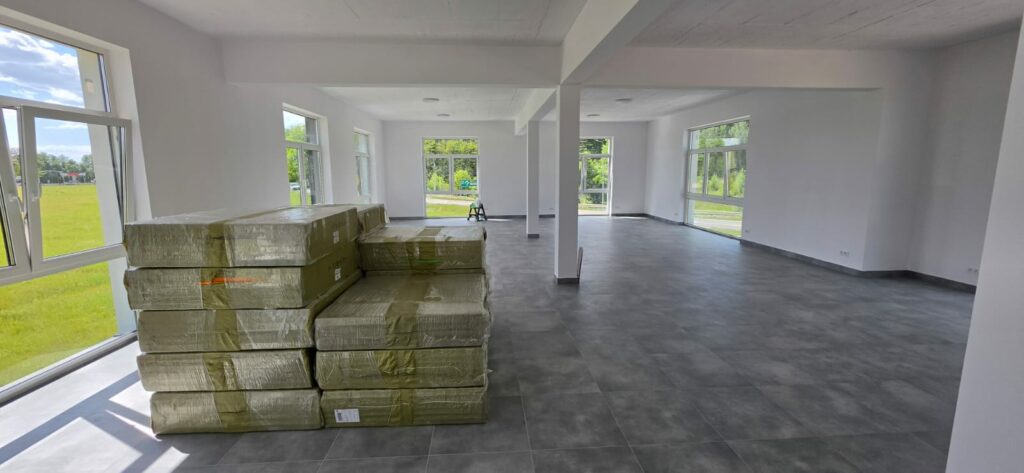 Prace wykończeniowe i&nbsp;materiały budowlane w&nbsp;nowej sali treningowej dojo KAITO Klub w&nbsp;Wieliszewie.