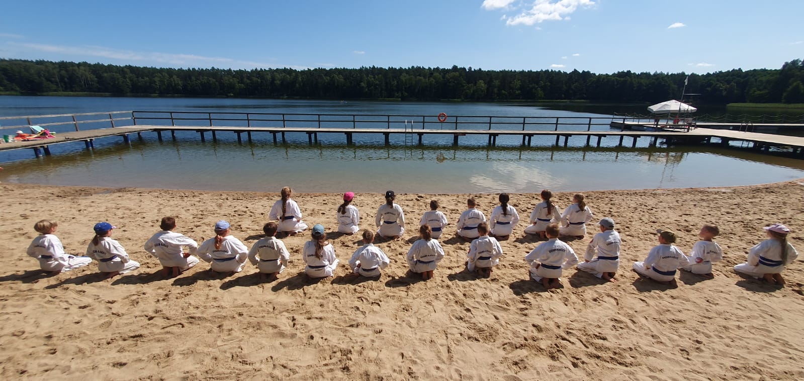 Obóz letni karate medytacja nad jeziorem