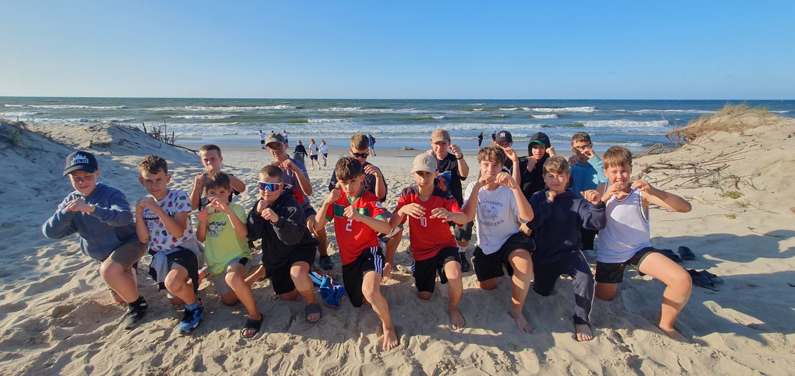 Obóz sportowy dla dzieci trening na plaży