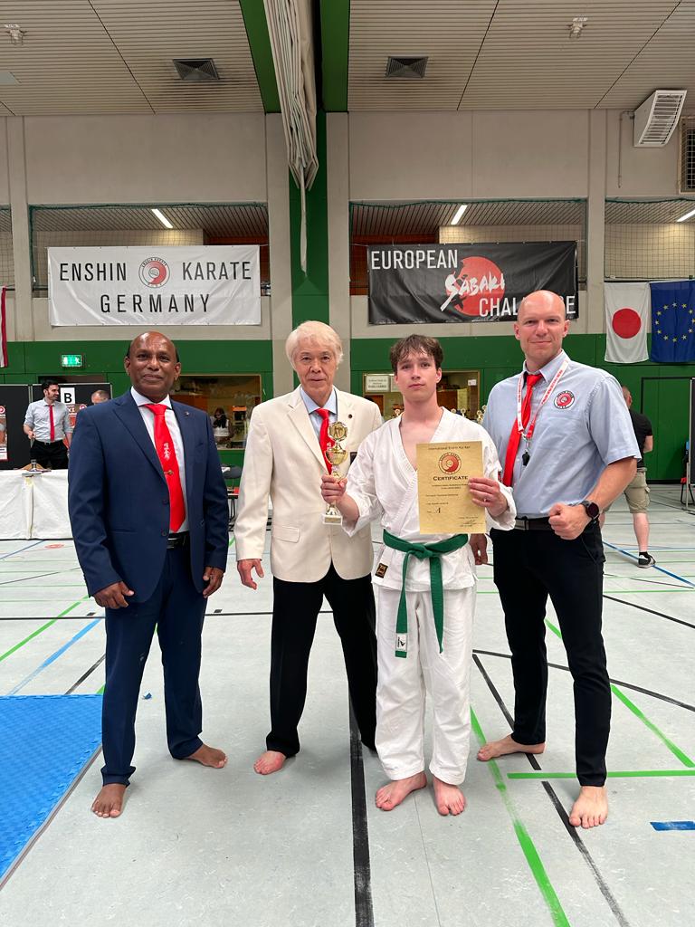 Wręczenie pucharu mistrzostwa Enshin Karate